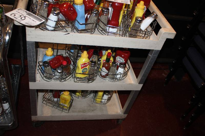 lot 629 image: Rubbermaid 3-Shelf Serving Cart
