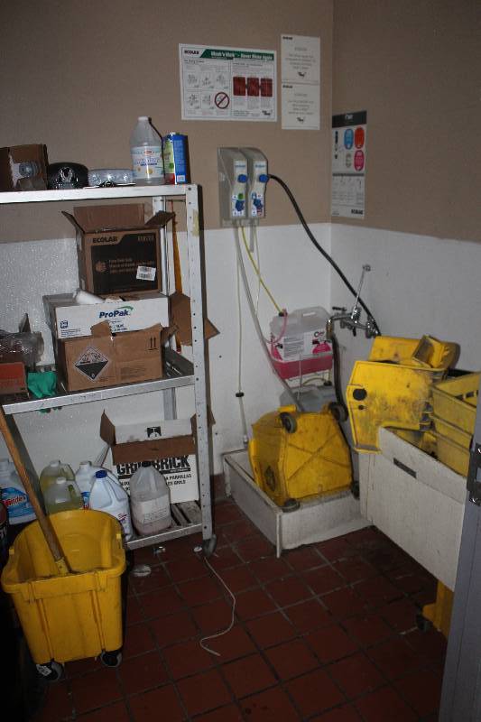 lot 129 image: Cleaning Supplies