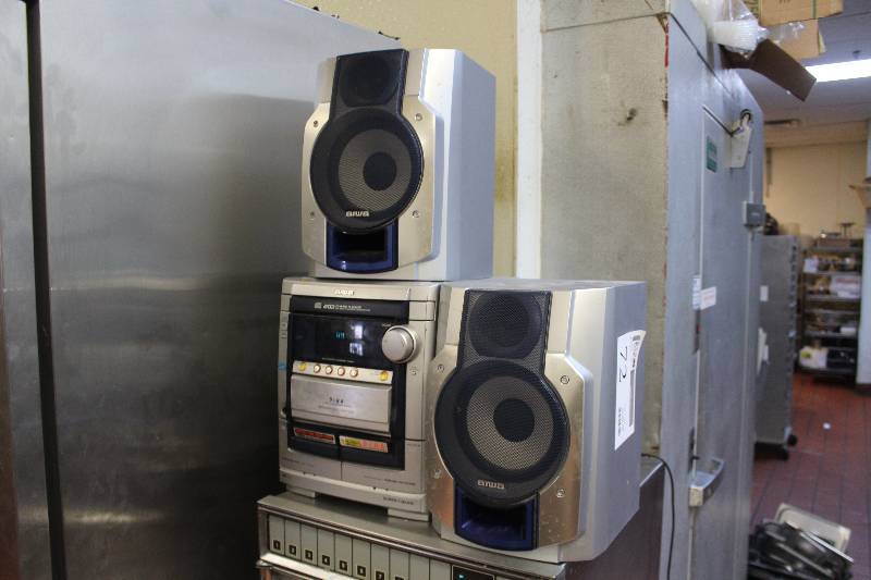 lot 72 image: Aiwa Compact CDRadio Stereo w Book Shelf Speakers