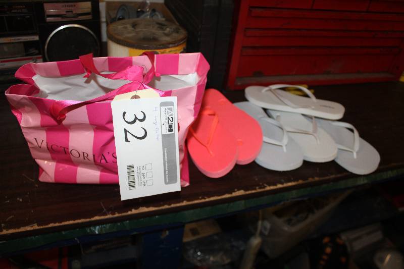 Lot of (4) Pair Large Flip-flops