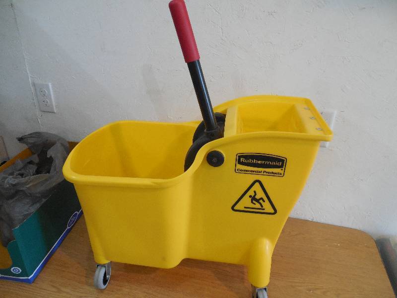 lot 51 image: Rubbermaid Commercial Products 31 qt. Tandem Mop Bucket