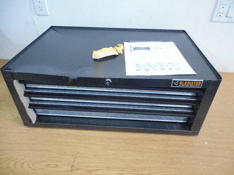 lot 14 image: Gladiator Classic Series 26 in. W 3-Drawer Middle Tool Chest