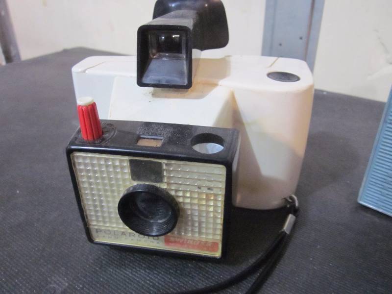lot 29 image: 2 Radios and 1 Camera