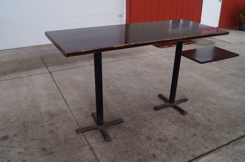 lot 3 image: Large Bar Table