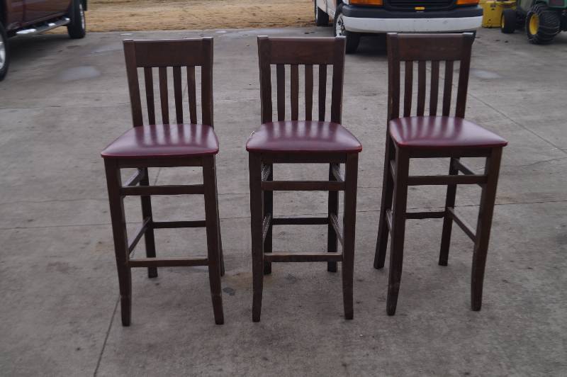 lot 5 image: Bar Stools