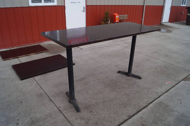 lot 6 image: Large Bar Table