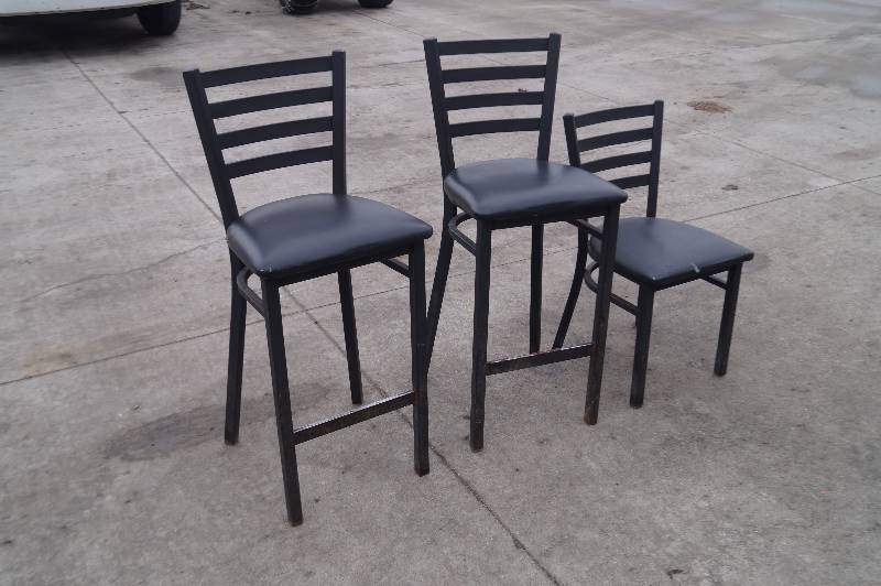 lot 7 image: Bar Stools & Chair