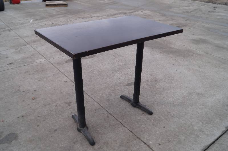 lot 8 image: Bar Table