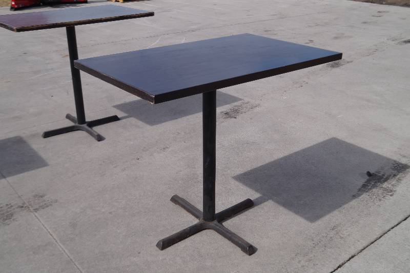 lot 18 image: Bar Table