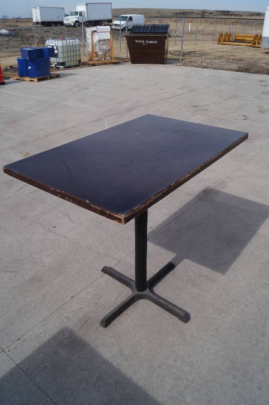 lot 19 image: Bar Table