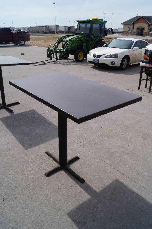lot 20 image: Bar Table