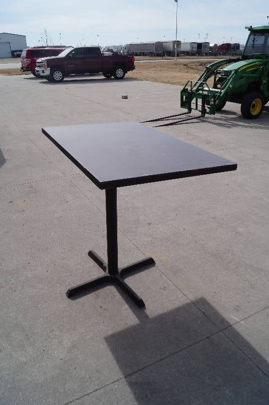 lot 21 image: Bar Table