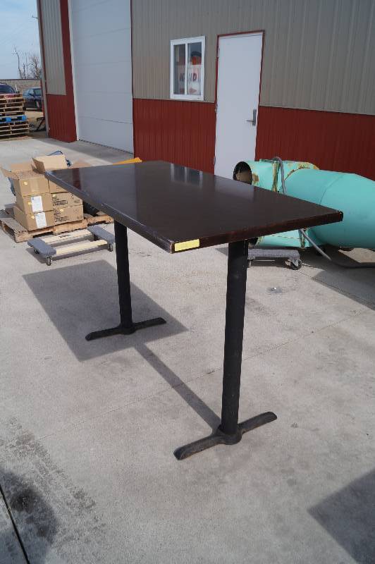 lot 22 image: Bar Table