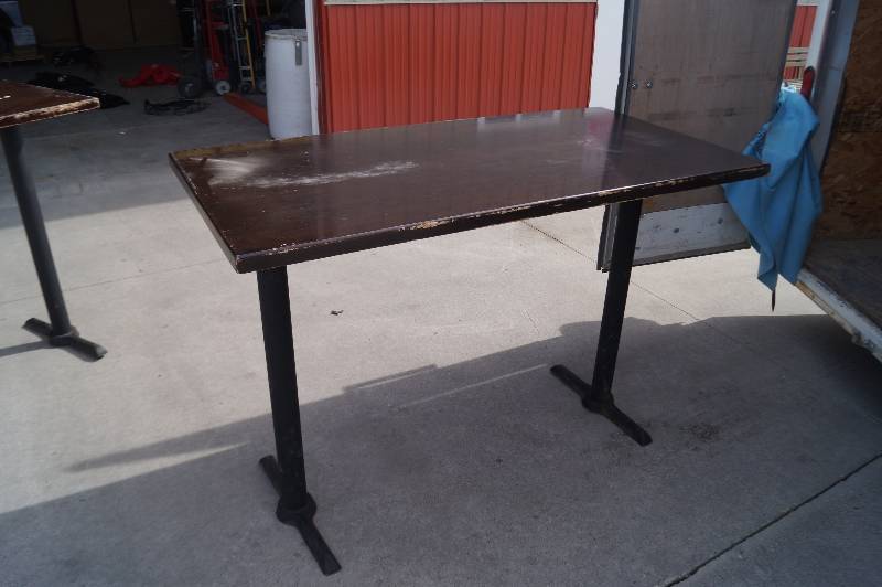 lot 23 image: Bar Table