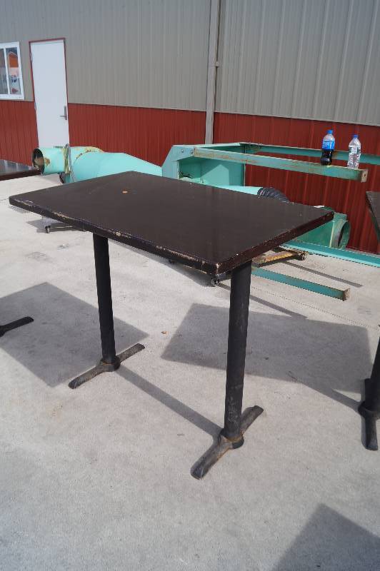 lot 24 image: Bar Table
