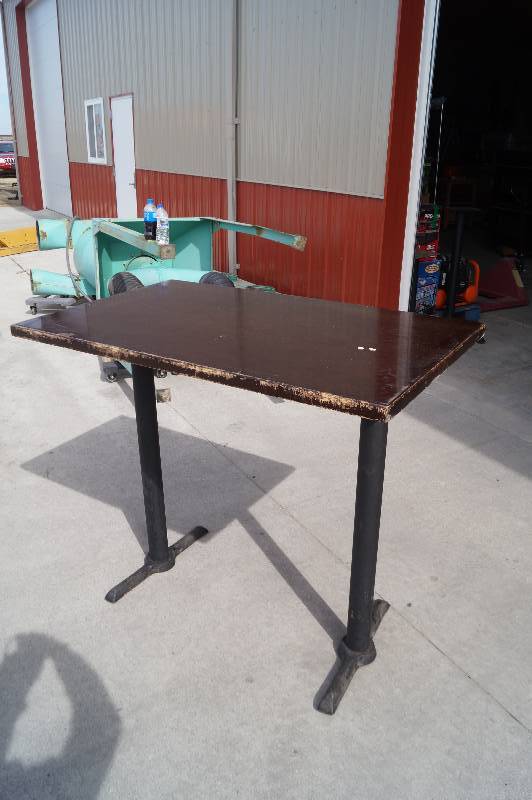 lot 25 image: Bar Table