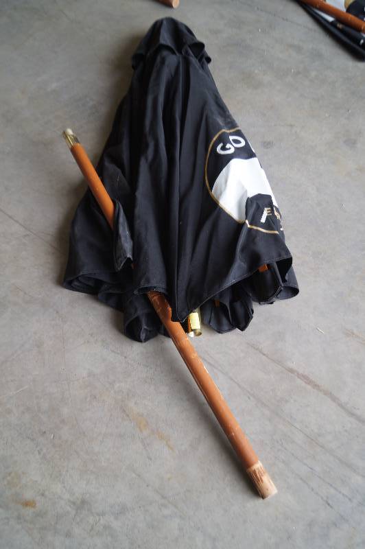 lot 32 image: Patio Umbrella