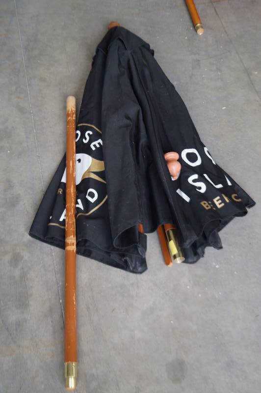 lot 33 image: Patio Umbrella