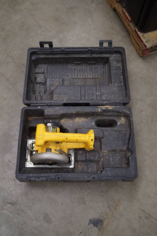lot 46 image: DeWalt Trim Saw