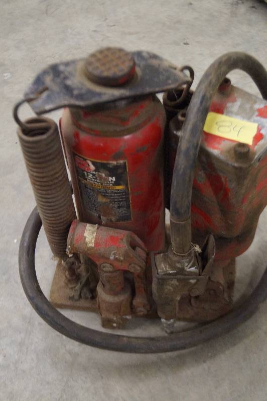 lot 84 image: Bottle Jack
