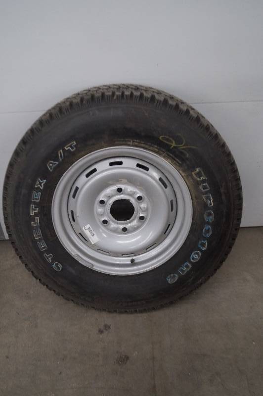 lot 90 image: Tire & Rim