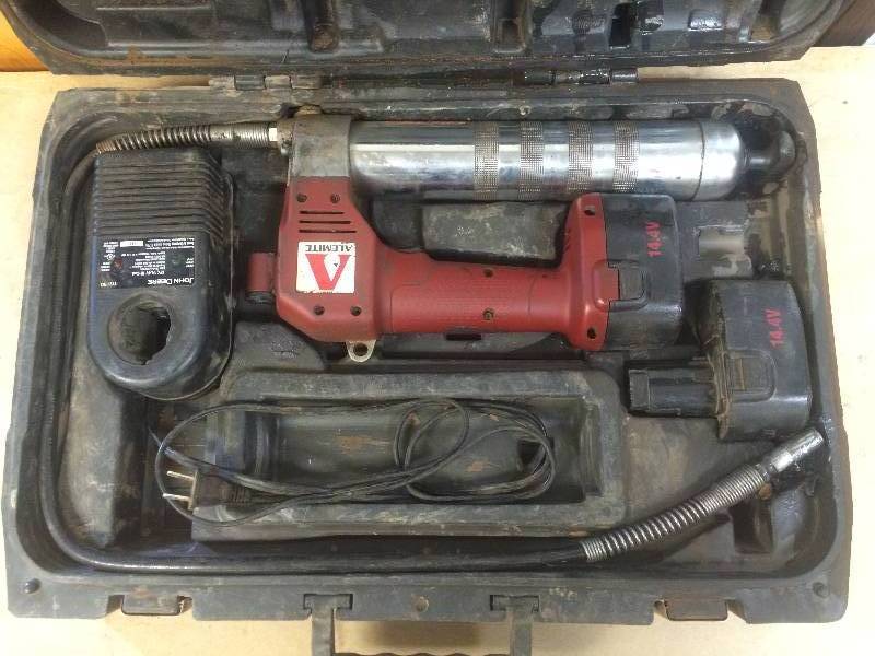 lot 13 image: Electric Grease Gun