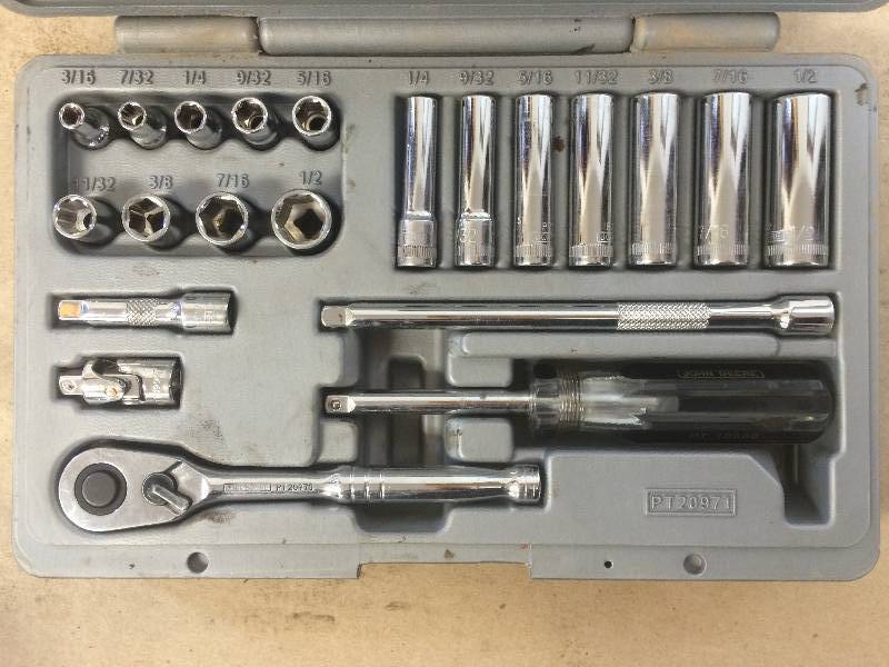 lot 18 image: 14 Drive SAE Socket Set