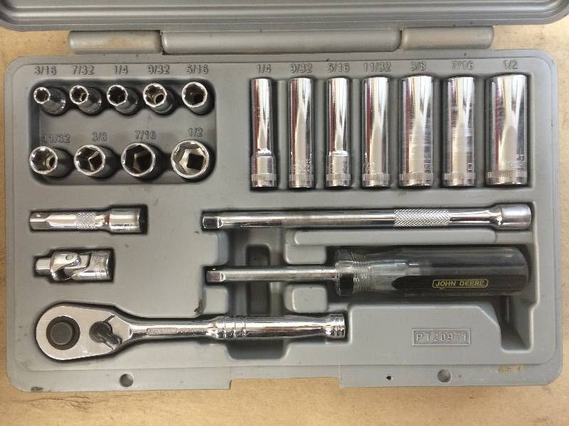 lot 19 image: 14 Drive SAE Socket Set