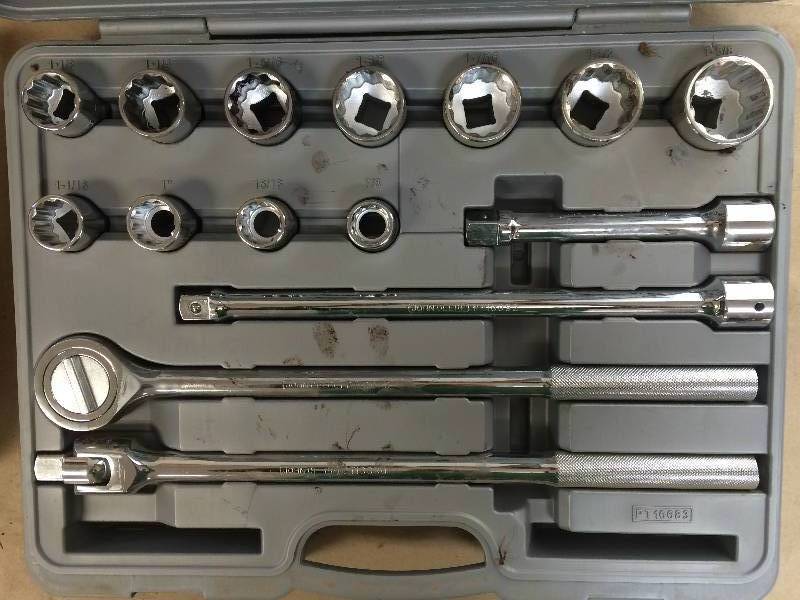 lot 29 image: 34 Drive SAE Socket Set