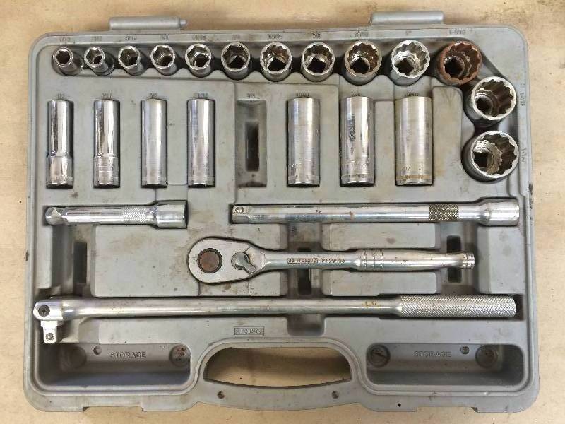 lot 39 image: 12 Drive SAE Socket Set