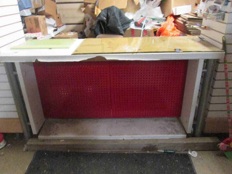 ServiceSales Counter with Metal Pe...