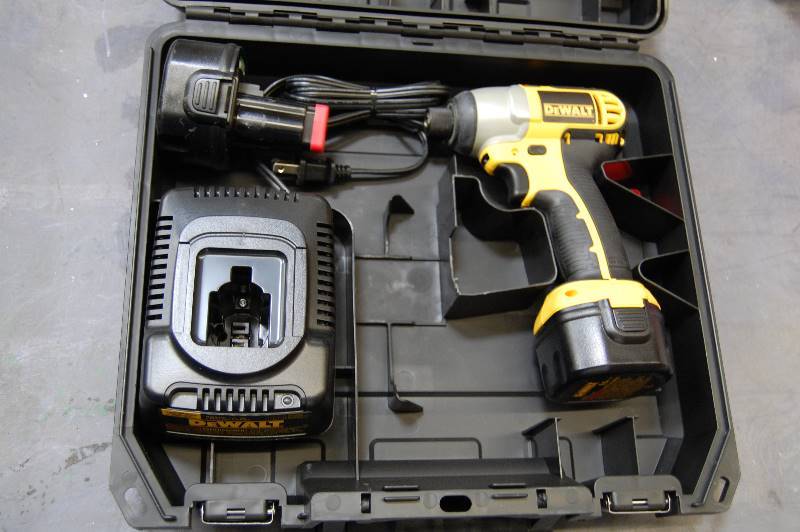 lot 11 image: 9.6V 14Hex Cordless Impact Driver Kit