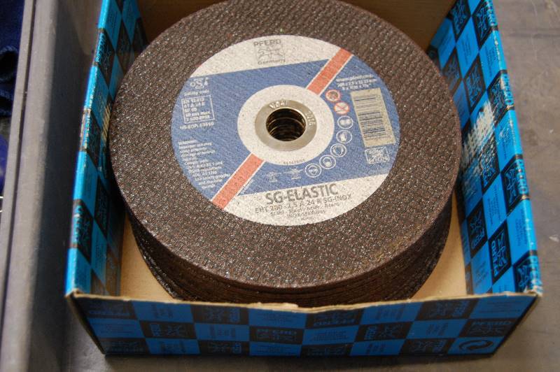 lot 21 image: 8X33278 CUTTING WHEEL