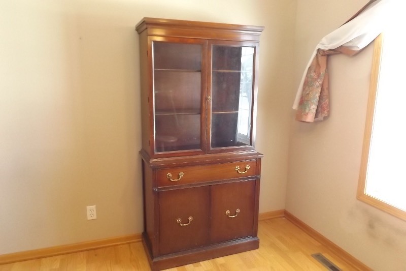 lot 5 image: Antique Solid Wood Dove Tail Constructed 1 Piece Hutch