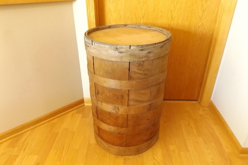 lot 9 image: Antique Wood Barrel