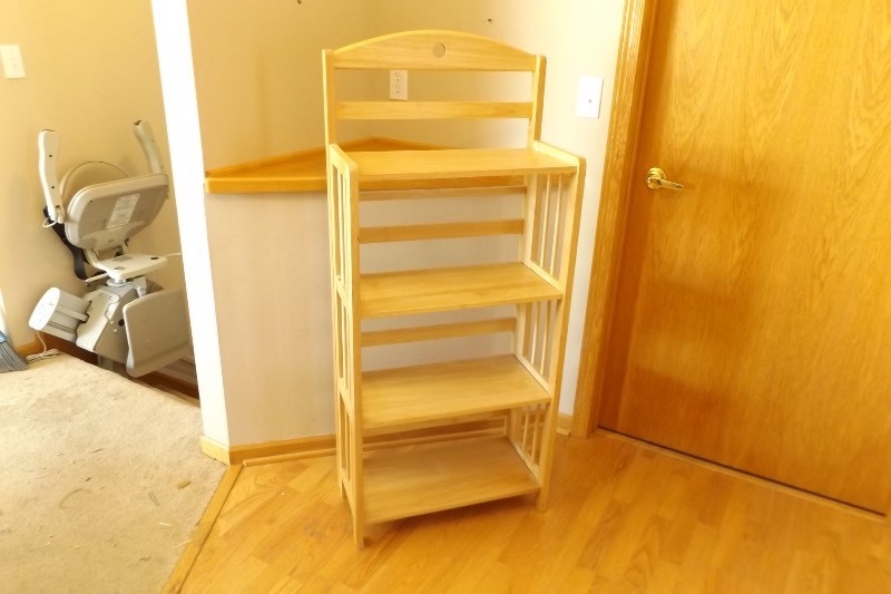 lot 11 image: Wood Shelf