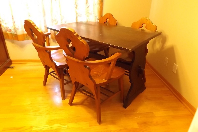 lot 16 image: Antique Solid Wood Table and 4 Chairs