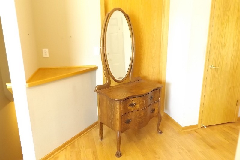 lot 23 image: Antique Quarter Sawn Oak Vanity