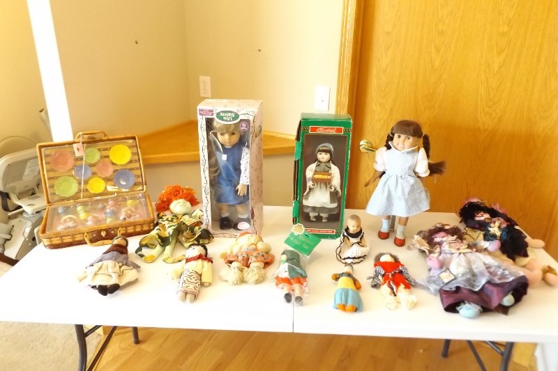 lot 27 image: Vintage Doll Collection