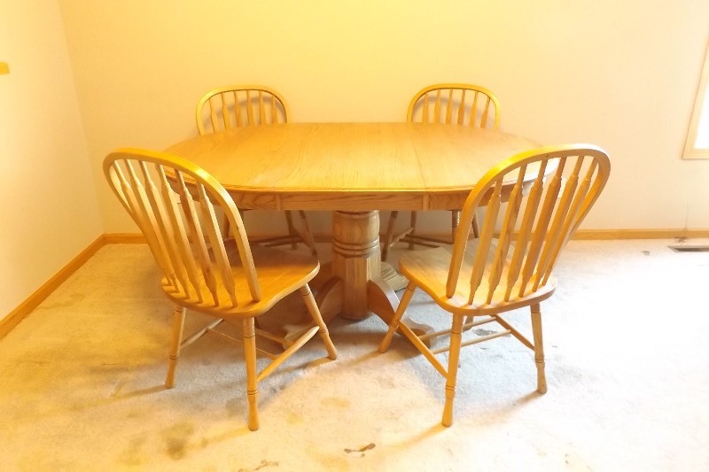 lot 32 image: Oak Dining Room Table, Built in Leaf, and 4 Chairs