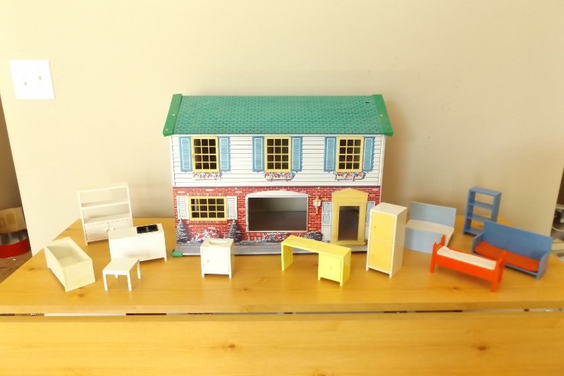 lot 42 image: Vintage Wolverine Tin Litho Toy Doll House and Furniture