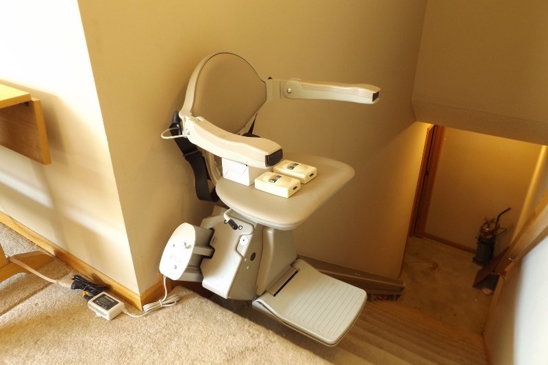 lot 43 image: WORKING Bruno SRE 3000 Stair Lift