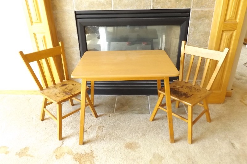 lot 49 image: Vintage Wood Childs Table and 2 Chairs