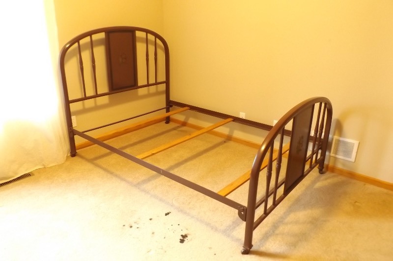 lot 59 image: Antique Full Sized Metal Bed