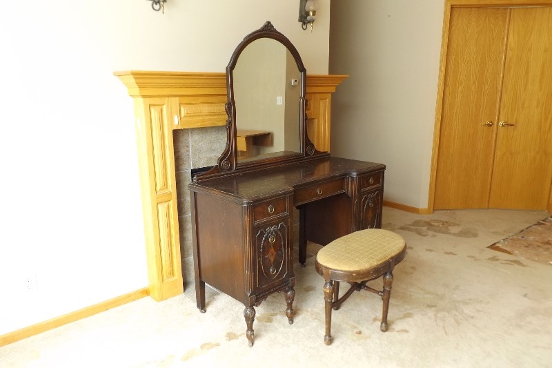 lot 61 image: Antique Mount Airy Furniture 8 Legged Wood Vanity and Stool