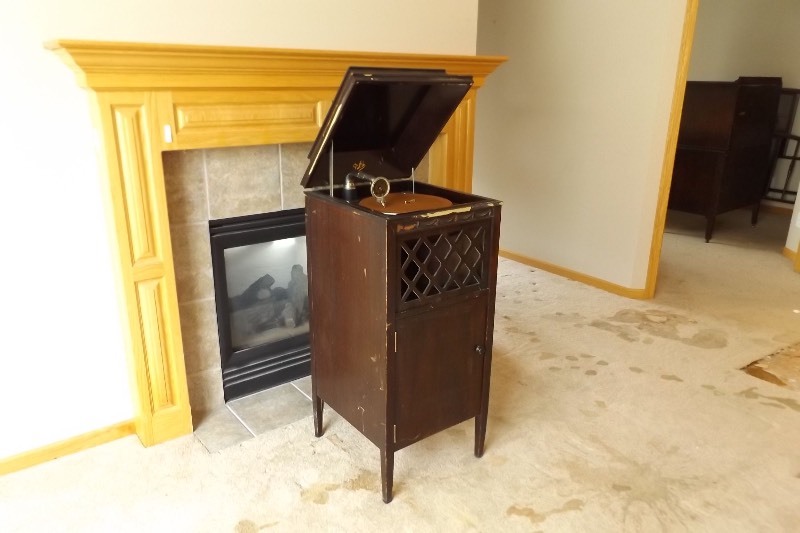 lot 65 image: Antique Pathe Phonograph