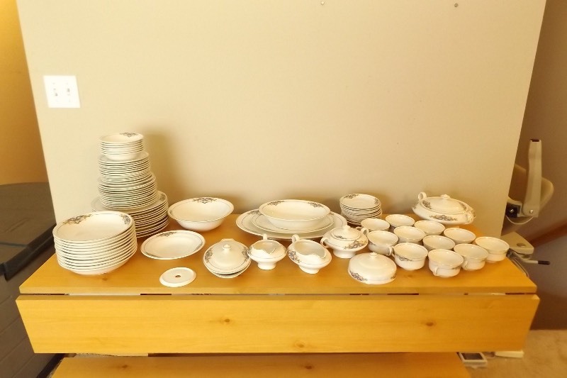 lot 73 image: 89 Piece11-12 Serving Antique China Set