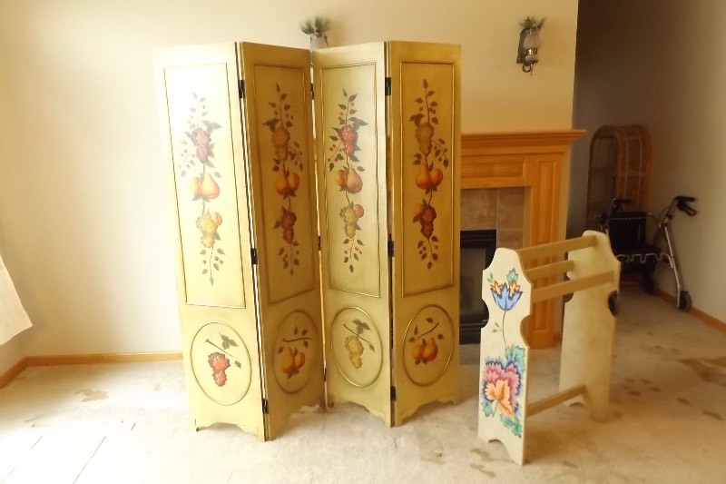 lot 76 image: 4 Panel Wood Room Divider and Wood Clothes Rack
