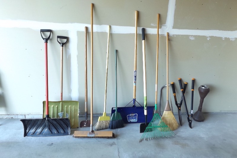 lot 84 image: Large Lot of Gardening Tools, Shovels, Rakes, etc.