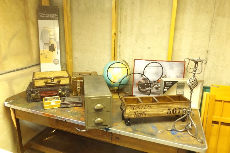 lot 105 image: Large Lot of Misc Decor, Boxes, etc.
